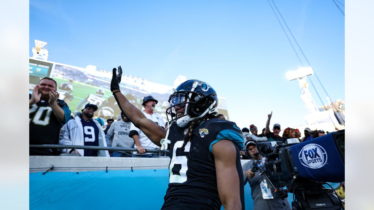 December 18, 2022: Dallas Cowboys running back EZEKIEL ELLIOTT (21) runs  the ball during the Jacksonville Jaguars vs Dallas Cowboys NFL game at TIAA  Bank Field Stadium in Jacksonville, Fl on December