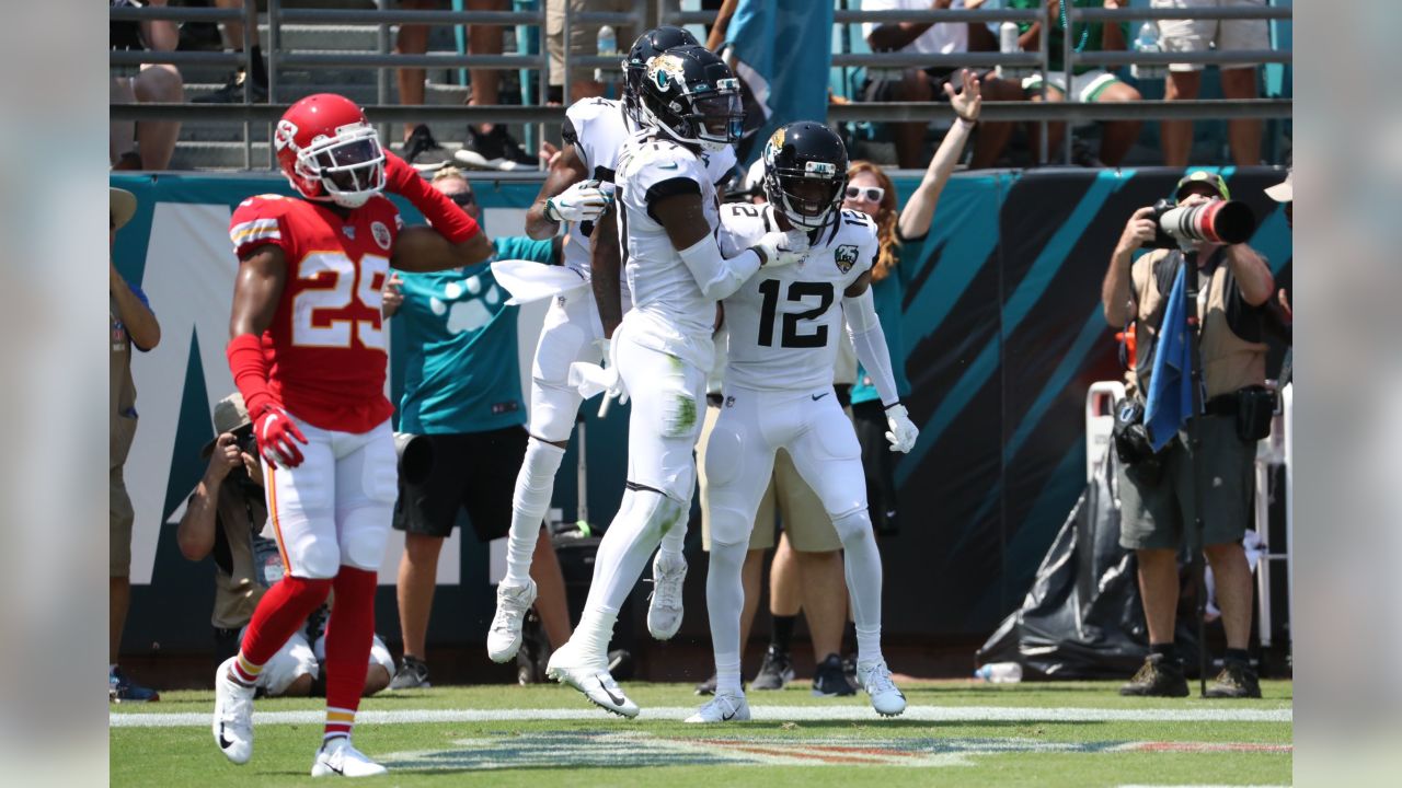 Chiefs lose Hill, handle Jags 40-26; Foles breaks clavicle