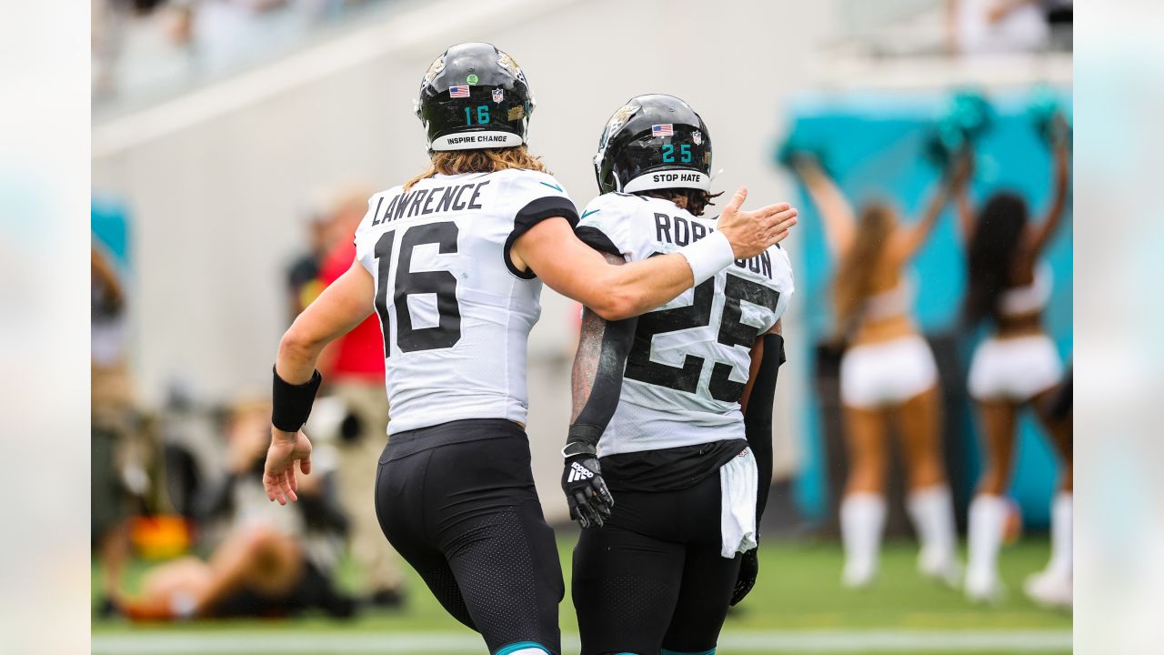 JACKSONVILLE, FL - SEPTEMBER 18: Jacksonville Jaguars linebacker Devin  Lloyd (33) during the game between the Indianapolis Colts and the  Jacksonville Jaguars on September 19, 2022 at TIAA Bank Field in  Jacksonville