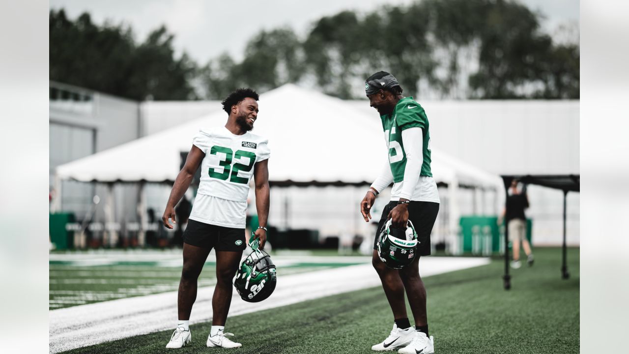 New York Jets' Keyshawn Johnson watches a play during Jets training camp in  Hempstead, N.Y., Friday, Aug. 19, 1999. (AP Photo/Ed Betz Stock Photo -  Alamy