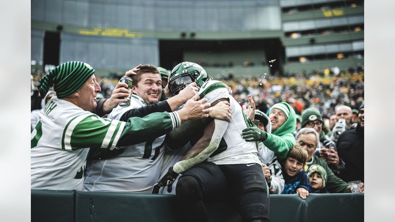 Zach Wilson surprises visiting NY Jets fans in Green Bay (Video)