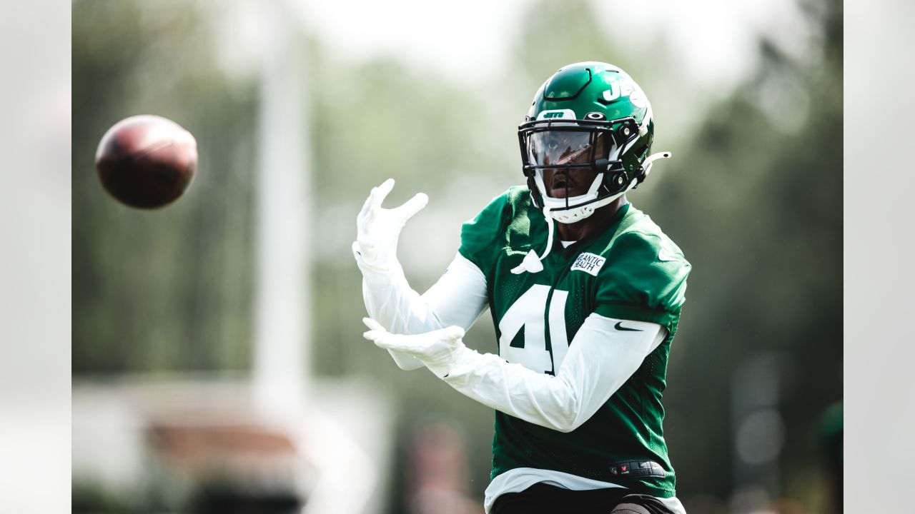 New York Jets' Keyshawn Johnson watches a play during Jets training camp in  Hempstead, N.Y., Friday, Aug. 19, 1999. (AP Photo/Ed Betz Stock Photo -  Alamy