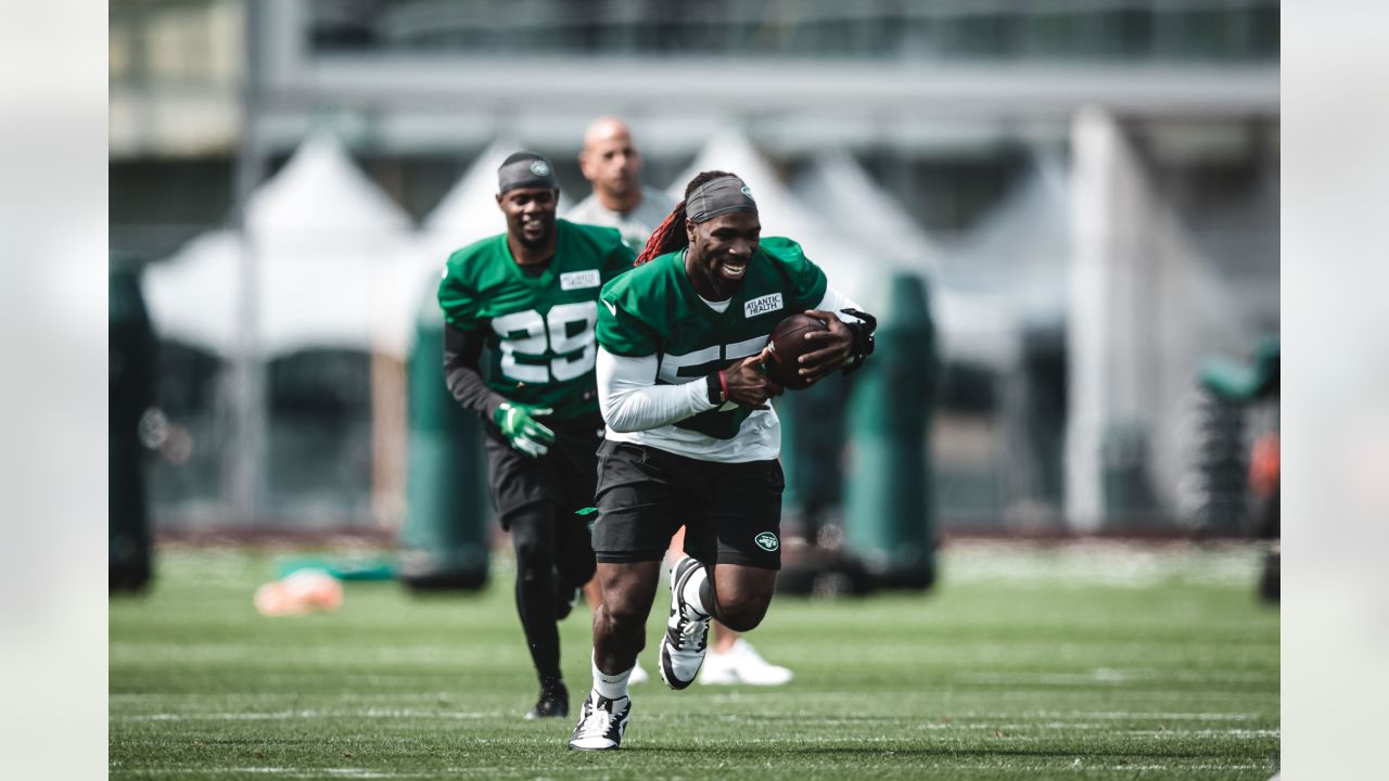 New York Jets' Keyshawn Johnson watches a play during Jets training camp in  Hempstead, N.Y., Friday, Aug. 19, 1999. (AP Photo/Ed Betz Stock Photo -  Alamy