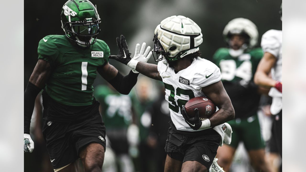 New York Jets linebacker Claudin Cherelus (41) in action against the Tampa  Bay Buccaneers during an NFL pre-season football game Saturday, Aug. 19,  2022, in East Rutherford, NJ. (AP Photo/Rich Schultz Stock