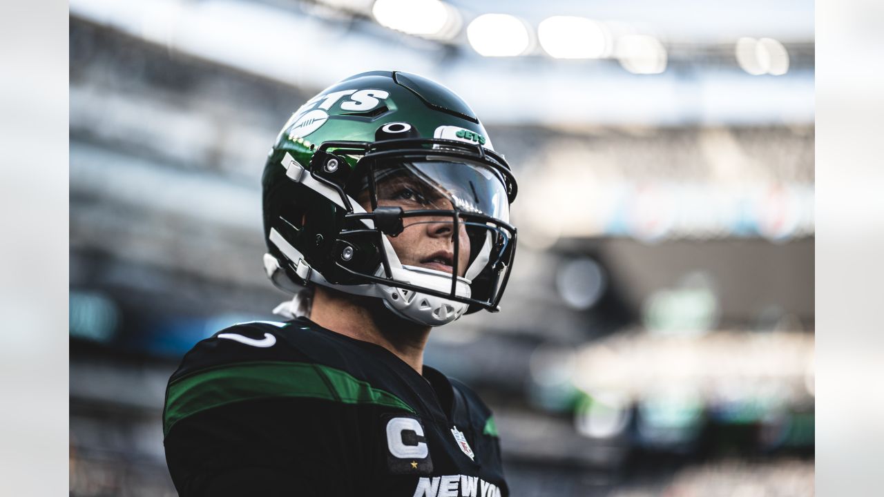 Photo] Rookie OL Alijah Vera-Tucker will soon help protect rookie QB Zach  Wilson -- See how they look in their new Jets uniforms : r/nyjets