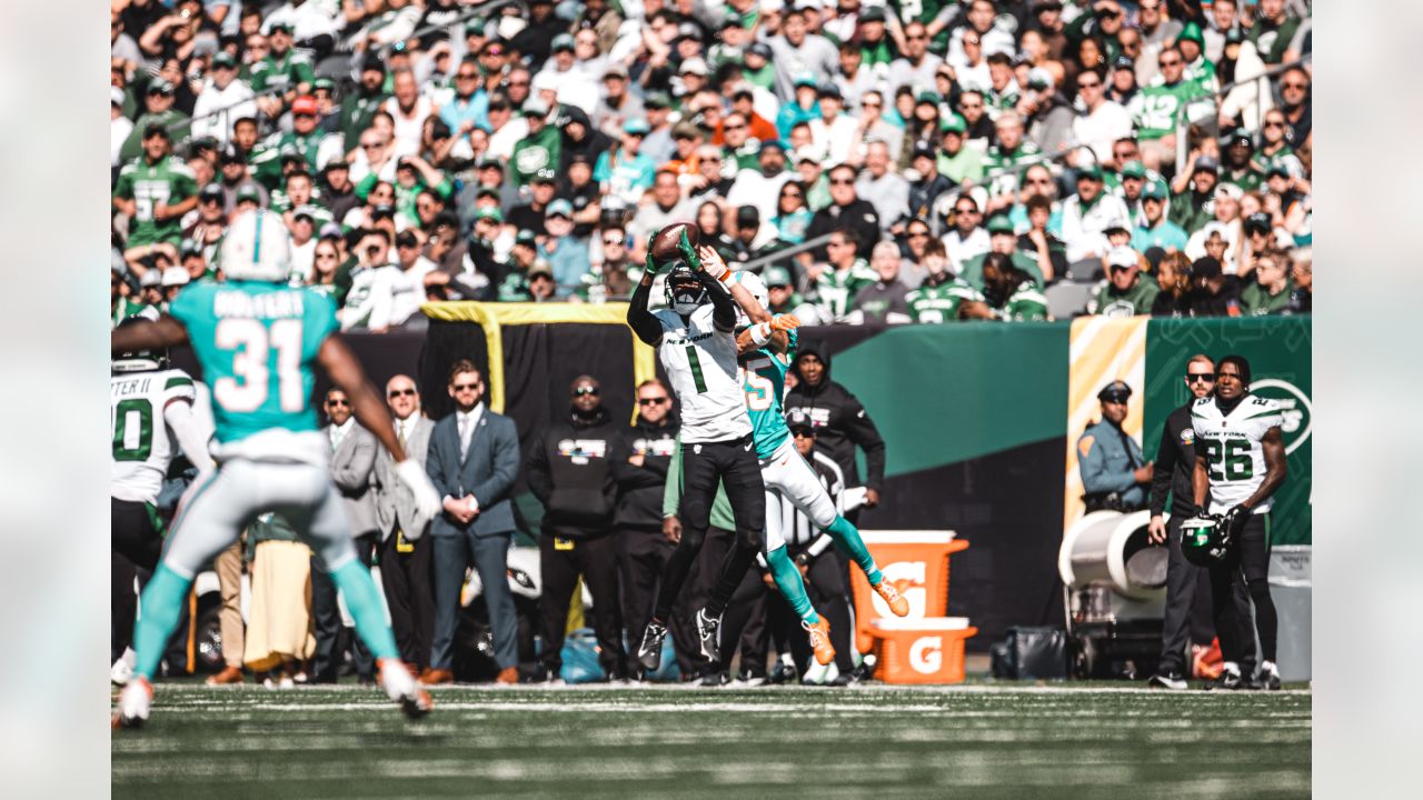 Breece Hall explodes as NY Jets blow out Dolphins, 41-17