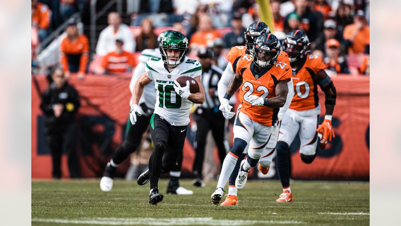 East Rutherford, New Jersey, USA. 3rd Nov, 2021. Cincinnati Bengals free  safety Brandon Wilson (40) and cornerback Jalen Davis (35) look to block  New York Jets defensive back Justin Hardee (34) at