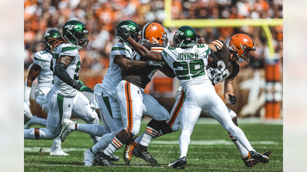 New York Jets cornerback Sauce Gardner (1) lines up for a play during an  NFL football game against the Cleveland Browns, Sunday, Sept. 18, 2022, in  Cleveland. (AP Photo/Kirk Irwin Stock Photo - Alamy