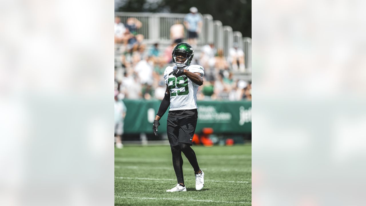 New York Jets linebacker Jamien Sherwood (44) runs against the Chicago Bears  during an NFL football game Sunday, Nov. 27, 2022, in East Rutherford, N.J.  (AP Photo/Adam Hunger Stock Photo - Alamy