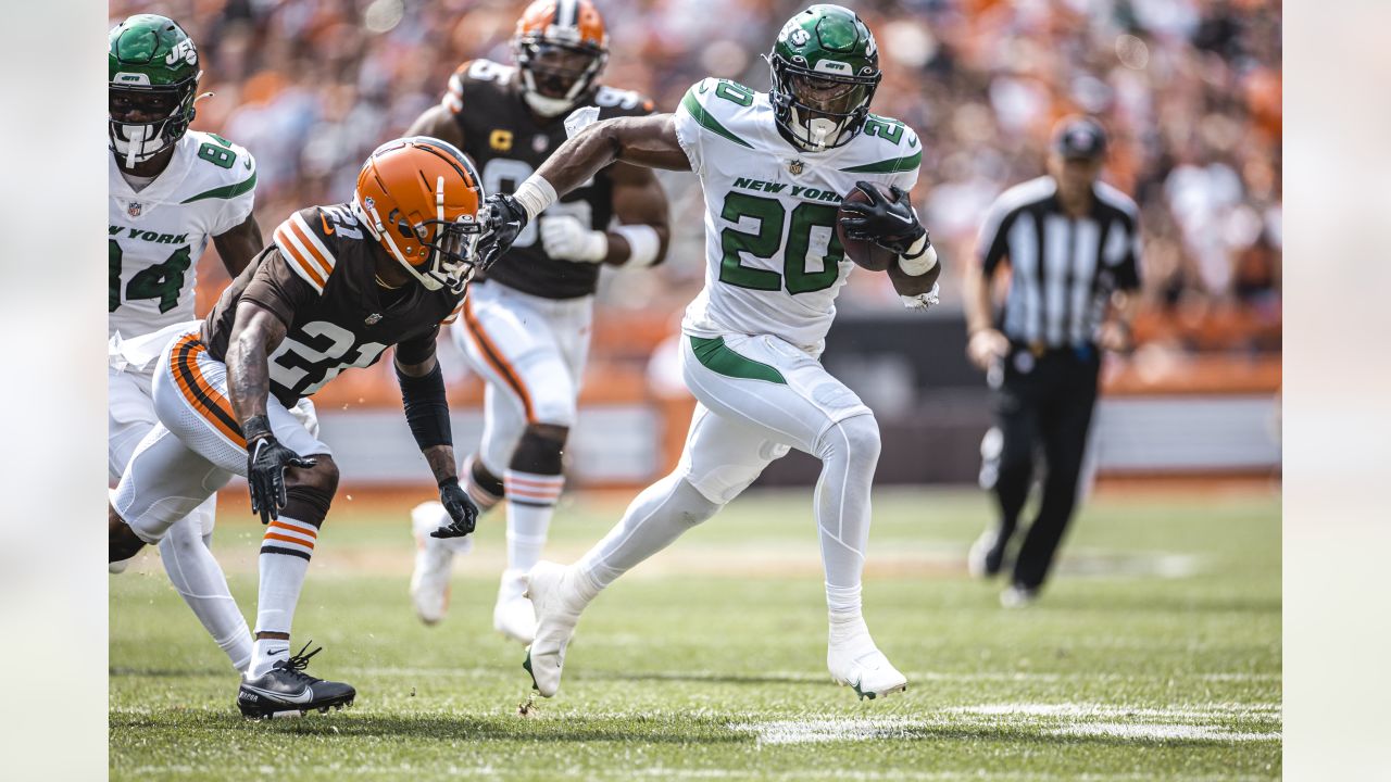 New York Jets cornerback Sauce Gardner (1) lines up for a play during an  NFL football game against the Cleveland Browns, Sunday, Sept. 18, 2022, in  Cleveland. (AP Photo/Kirk Irwin Stock Photo - Alamy