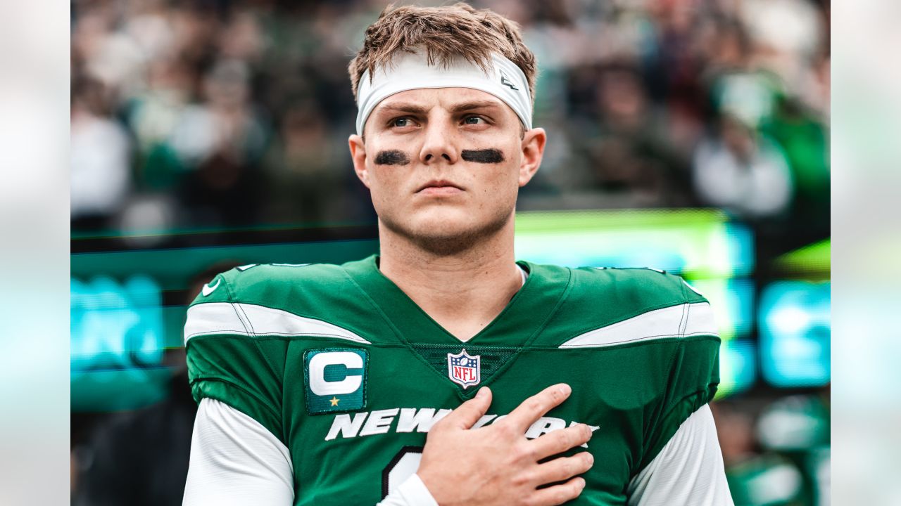 Jets QB Zach Wilson is using a VICIS ZERO2 QB with an SO-212 face mask and  a SportStar Victory chinstrap; he previously used a Riddell…