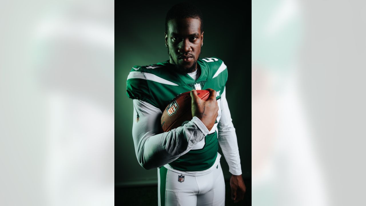 Photo] Rookie OL Alijah Vera-Tucker will soon help protect rookie QB Zach  Wilson -- See how they look in their new Jets uniforms : r/nyjets