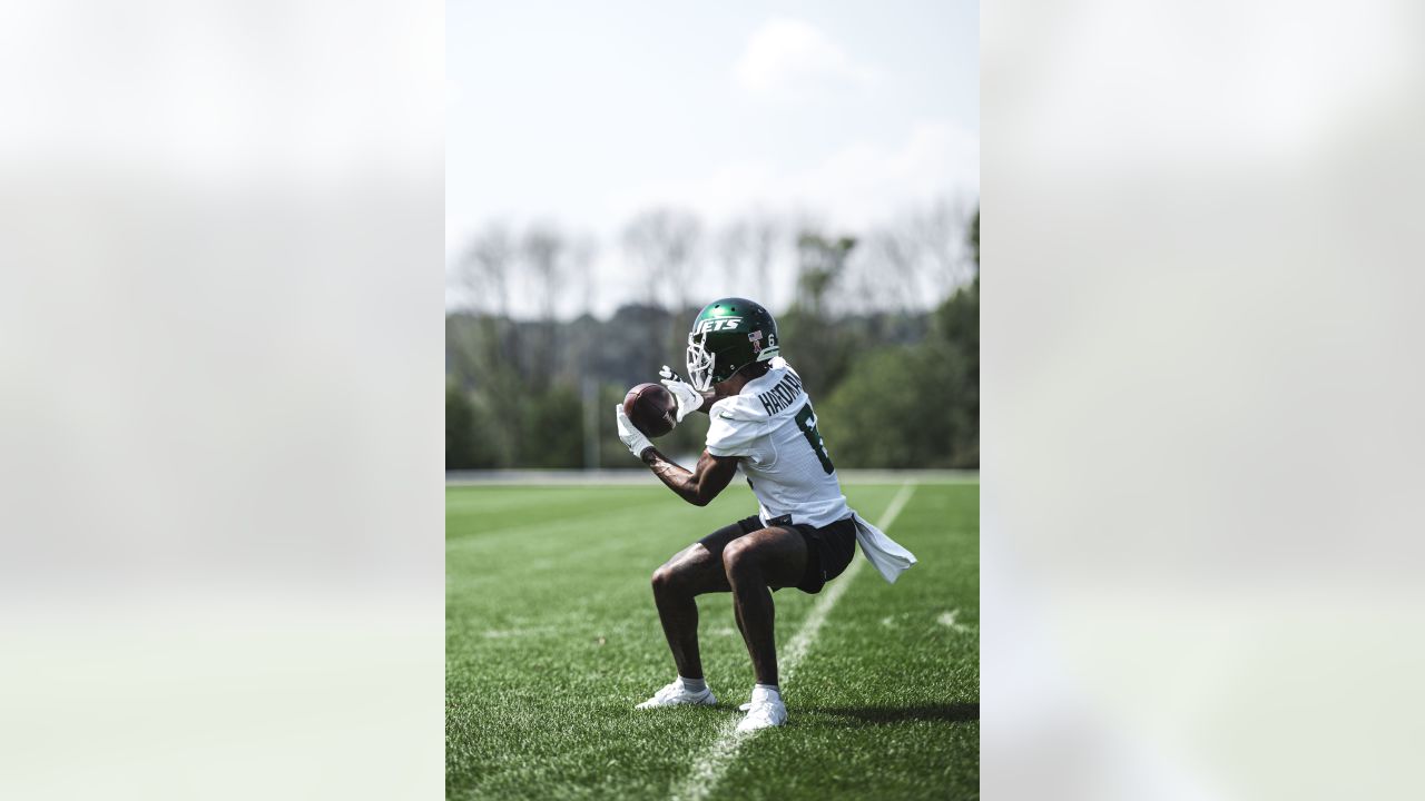 New York Jets linebacker Jermaine Johnson (52) warms up before playing  against the Buffalo Bills in