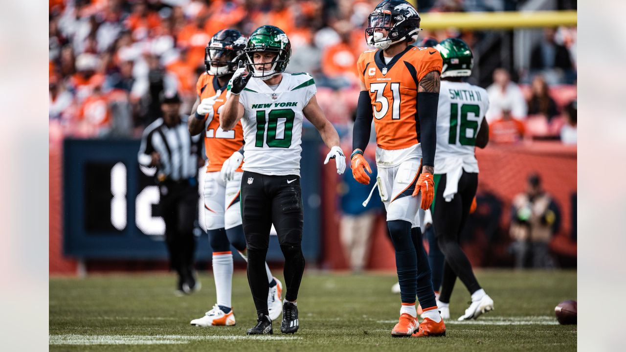 East Rutherford, New Jersey, USA. 3rd Nov, 2021. Cincinnati Bengals free  safety Brandon Wilson (40) and cornerback Jalen Davis (35) look to block  New York Jets defensive back Justin Hardee (34) at