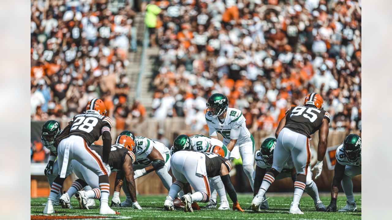 New York Jets cornerback Sauce Gardner (1) lines up for a play during an  NFL football game against the Cleveland Browns, Sunday, Sept. 18, 2022, in  Cleveland. (AP Photo/Kirk Irwin Stock Photo - Alamy