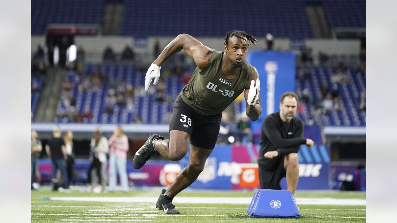 Western Michigan OLB Zaire Barnes selected 184th overall by New York Jets  in 2023 NFL Draft - Hustle Belt