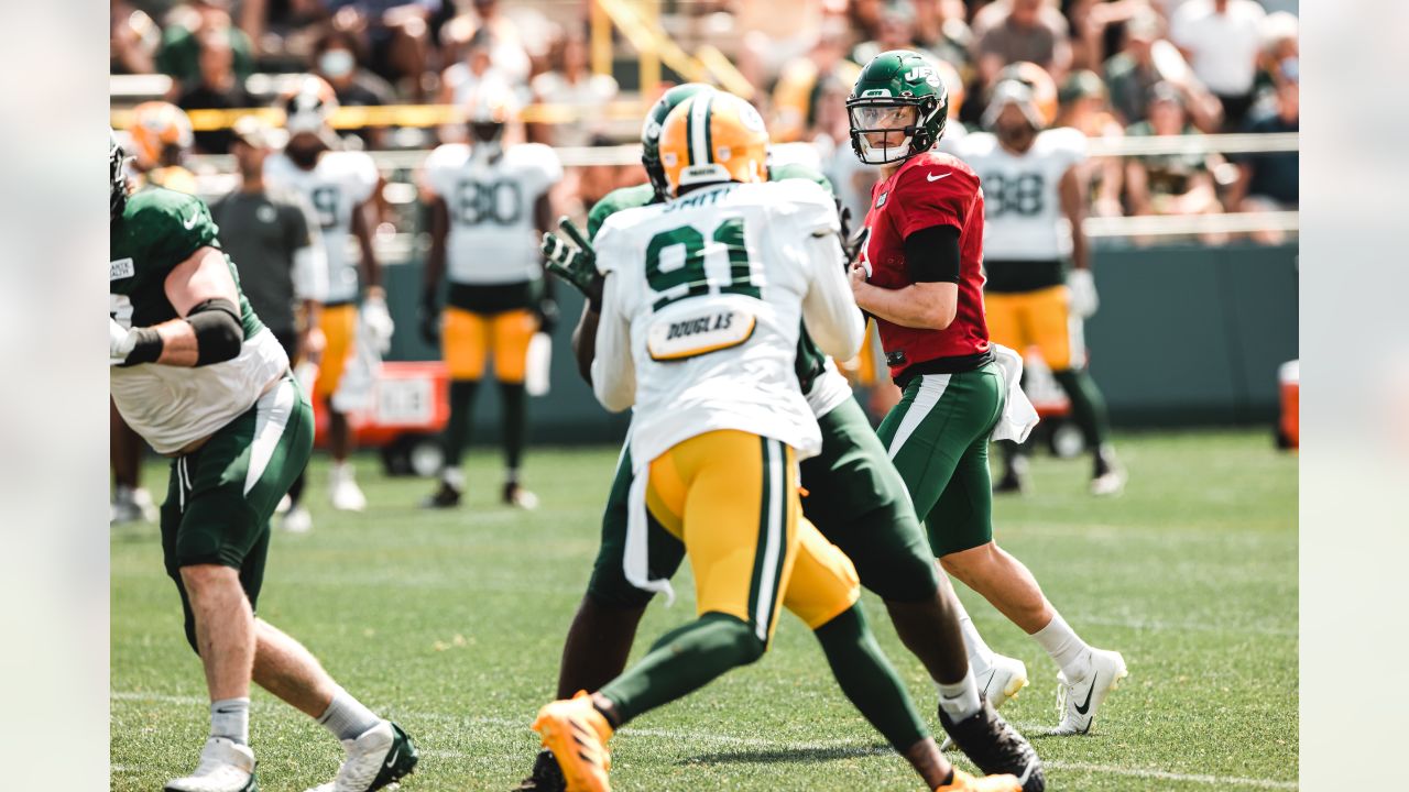 Zach Wilson & Aaron Rodgers Rub Elbows, Throw Passes at Jets-Packers  Practice