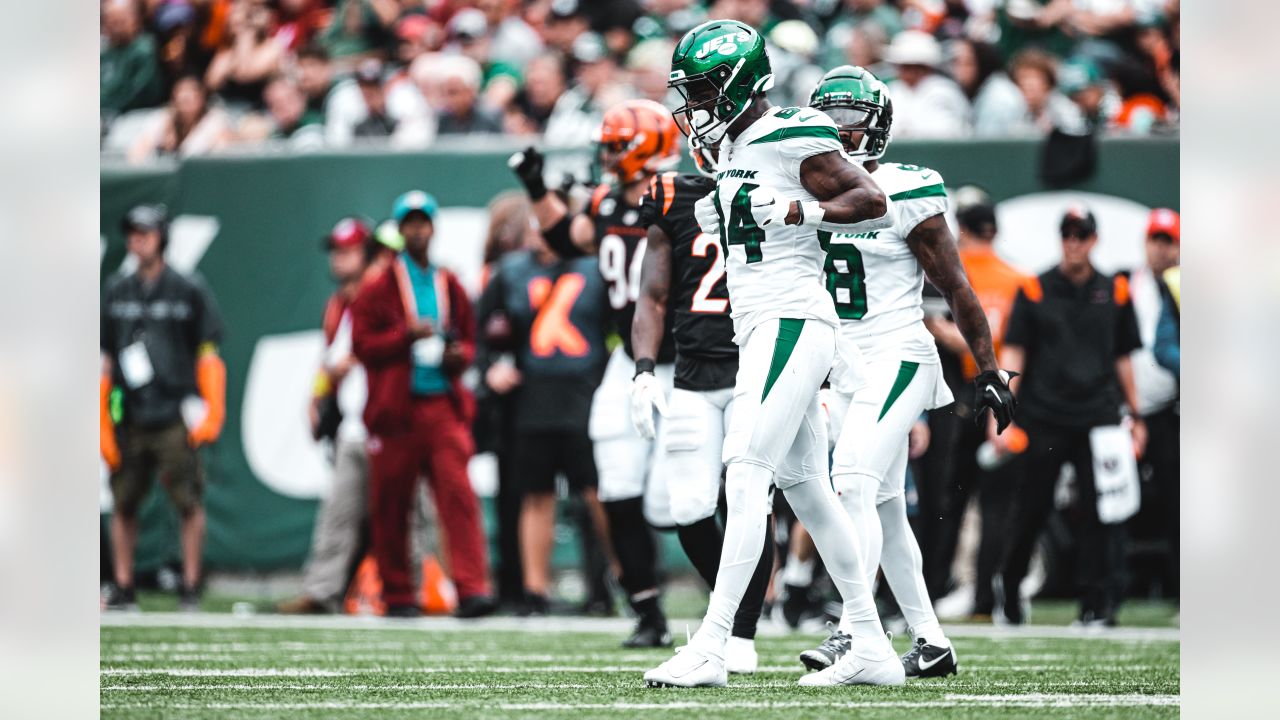 New York Jets WR Garrett Wilson Returns to Game After Rib Injury - Sports  Illustrated New York Jets News, Analysis and More