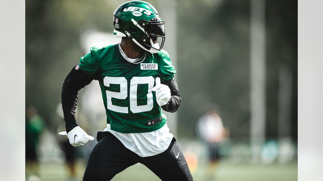 New York Jets' Keyshawn Johnson watches a play during Jets training camp in  Hempstead, N.Y., Friday, Aug. 19, 1999. (AP Photo/Ed Betz Stock Photo -  Alamy