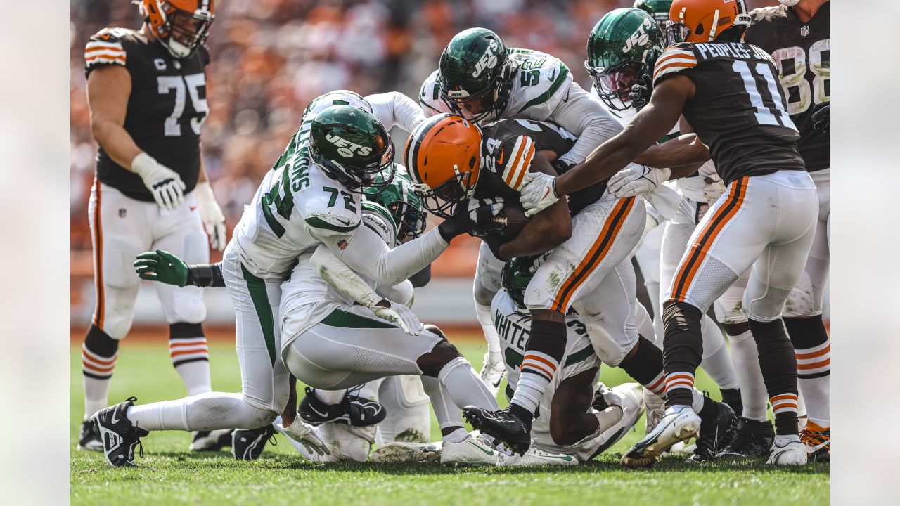 New York Jets cornerback Sauce Gardner (1) lines up for a play during an  NFL football game against the Cleveland Browns, Sunday, Sept. 18, 2022, in  Cleveland. (AP Photo/Kirk Irwin Stock Photo - Alamy