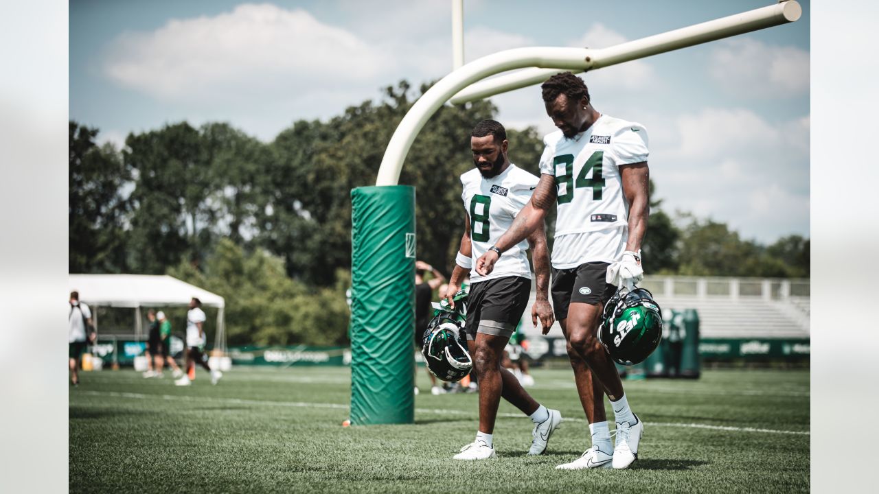 New York Jets' Keyshawn Johnson watches a play during Jets training camp in  Hempstead, N.Y., Friday, Aug. 19, 1999. (AP Photo/Ed Betz Stock Photo -  Alamy