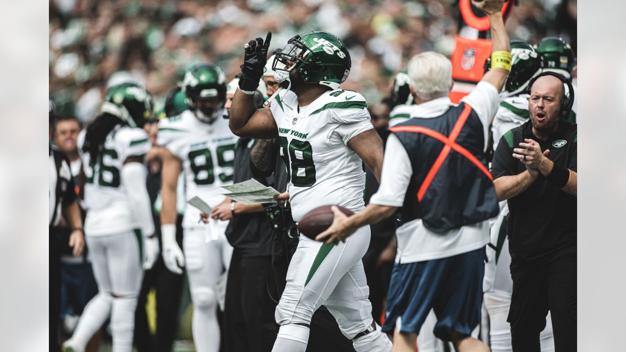 Jets' LG Alijah Vera-Tucker: 'Everyone Is Holding Their Own' on the O-Line