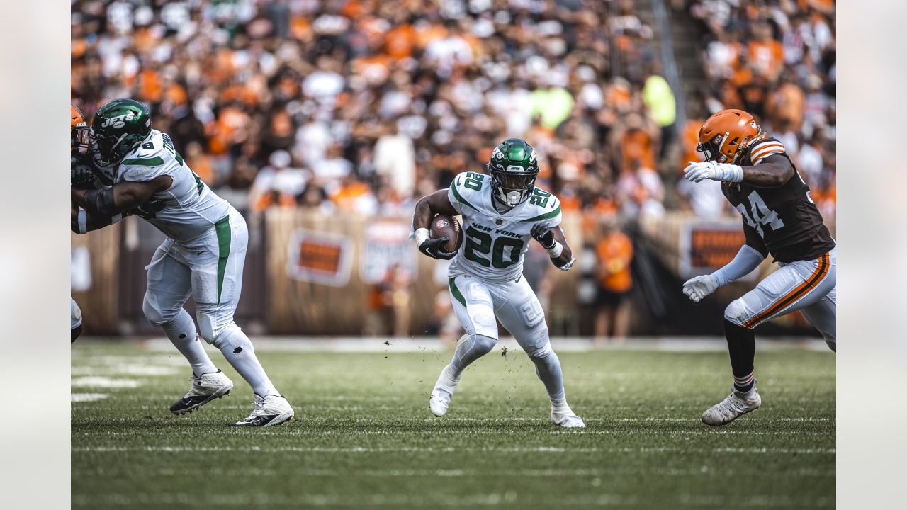 New York Jets cornerback Sauce Gardner (1) lines up for a play during an  NFL football game against the Cleveland Browns, Sunday, Sept. 18, 2022, in  Cleveland. (AP Photo/Kirk Irwin Stock Photo - Alamy