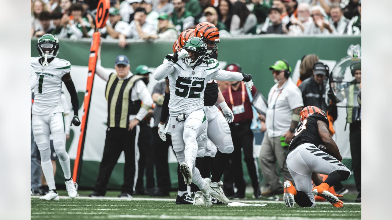 Jets' Micheal Clemons blocks punt, Will Parks takes it to the end zone  (Video)