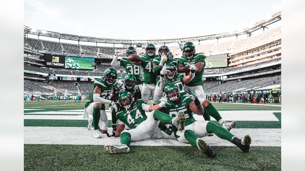 New York Jets Michael Vick scrambles for a gain of 18 yards in the third  quarter against the Pittsburgh Steelers in week 10 of the NFL season at  MetLife Stadium in East