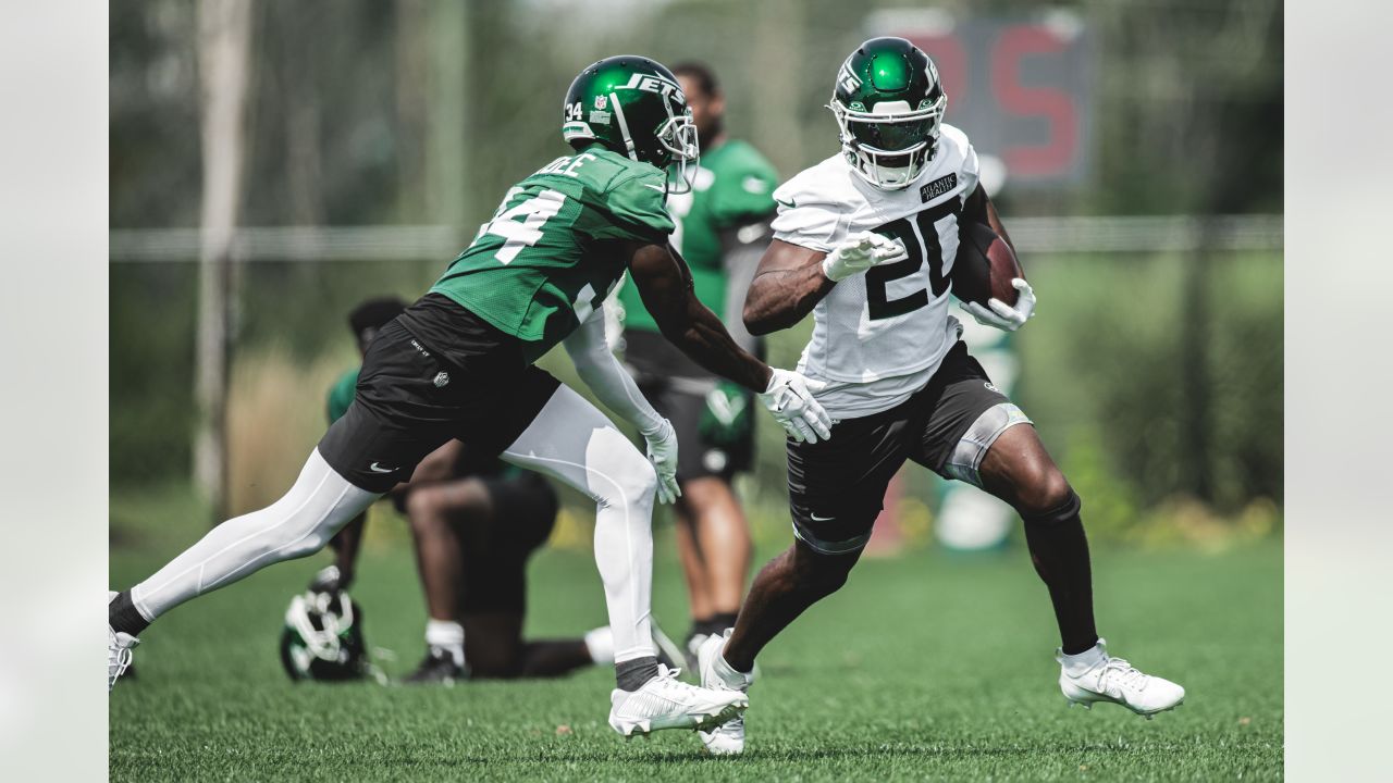 New York Jets linebacker Jermaine Johnson (52) warms up before playing  against the Buffalo Bills in