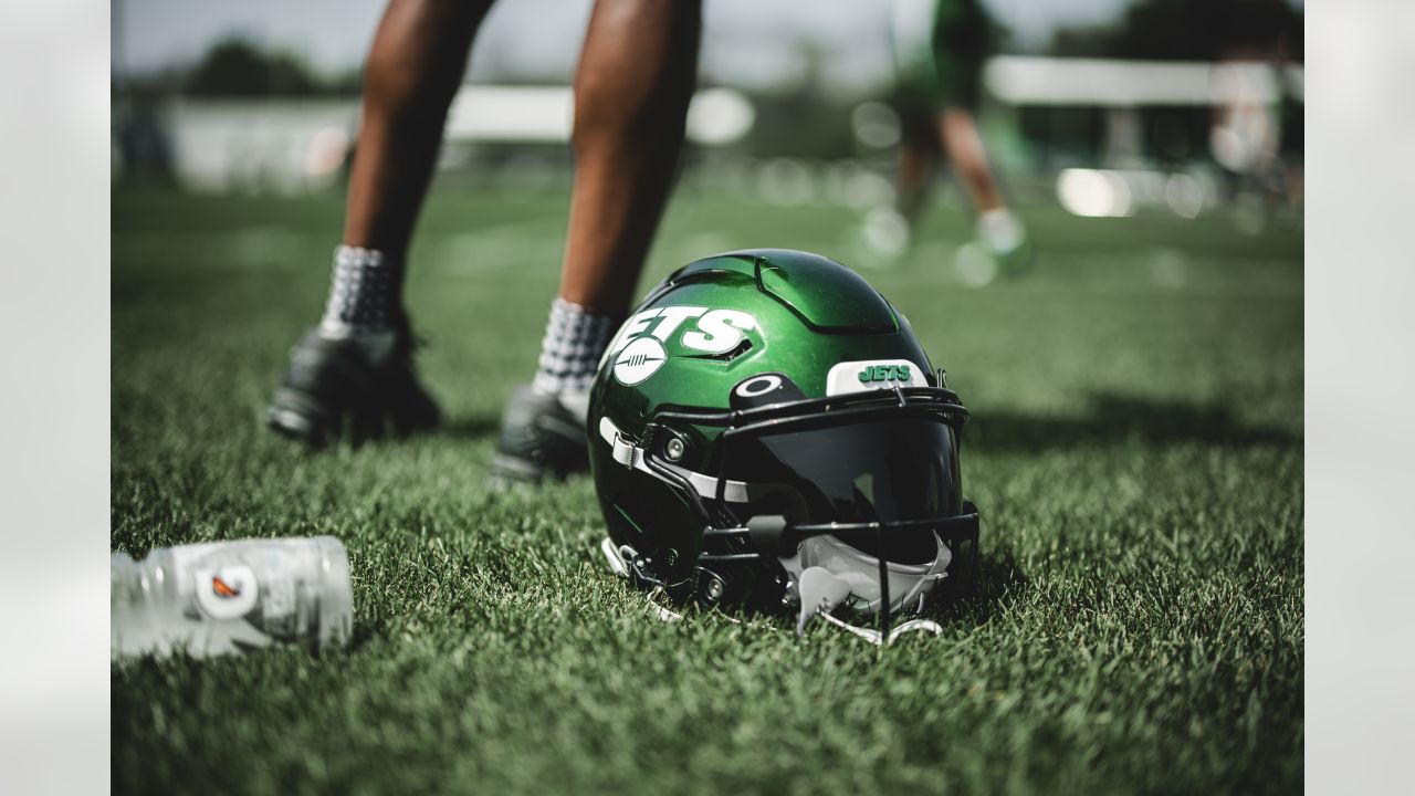 New York Jets Cornerback Stretches before Training Editorial Photography -  Image of anticipating, celebrity: 10665052