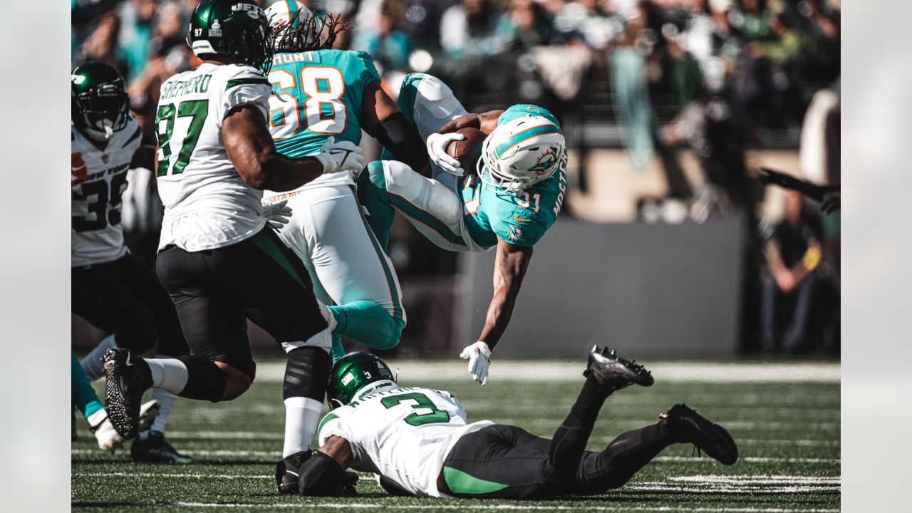 NY Jets vs. Miami Dolphins halftime report: Michael Carter starts hot