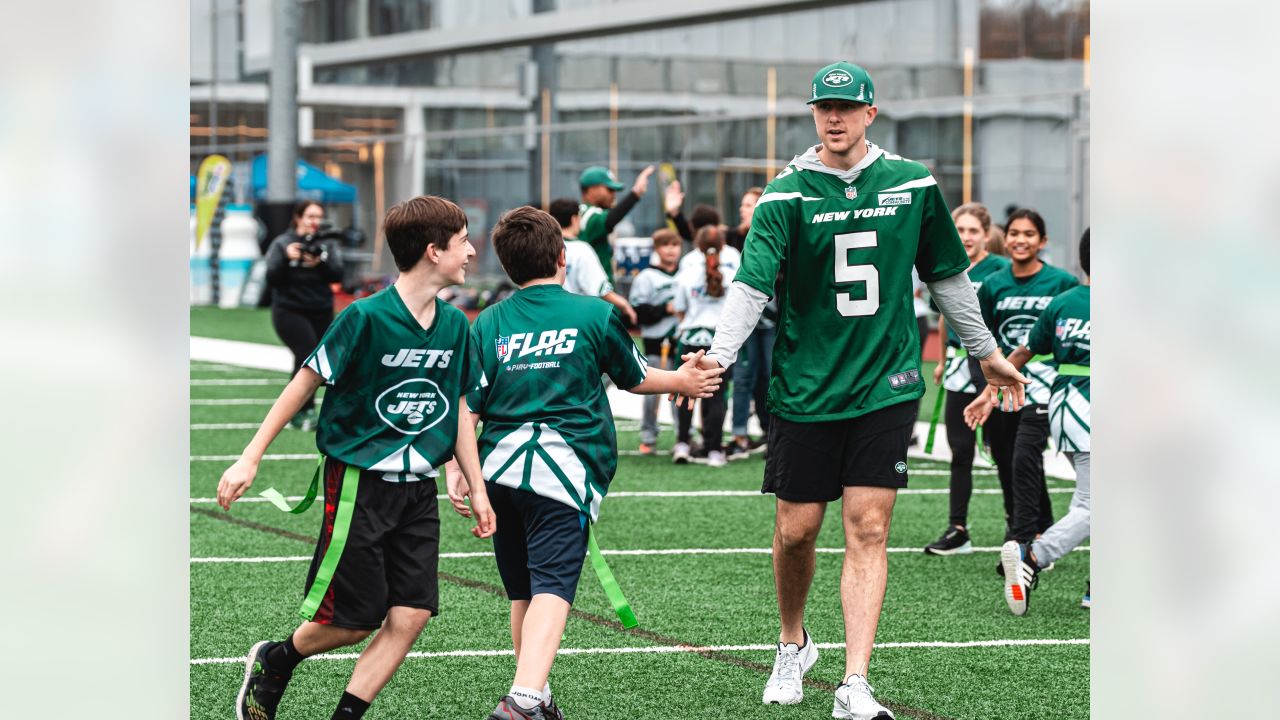 Gallery  Jets Players Get On the Field with Local Sixth Graders