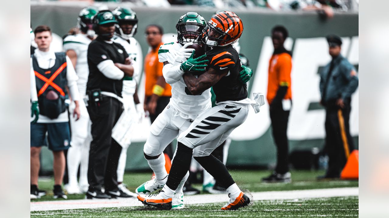 East Rutherford, New Jersey, USA. 25th Sep, 2022. New York Jets cornerback Sauce  Gardner (1) reacts after breaking up a pass intended for Cincinnati Bengals  wide receiver Ja'Marr Chase (1) (not pictured)