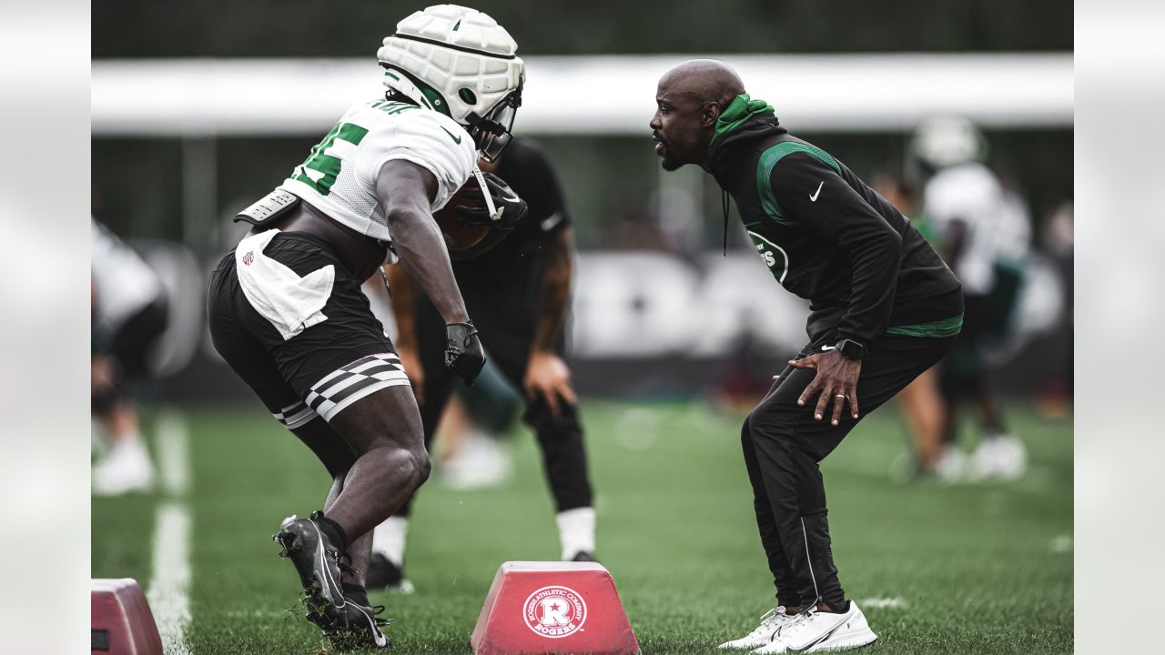 New York Jets linebacker Claudin Cherelus (41) in action against the Tampa  Bay Buccaneers during an NFL pre-season football game Saturday, Aug. 19,  2022, in East Rutherford, NJ. (AP Photo/Rich Schultz Stock