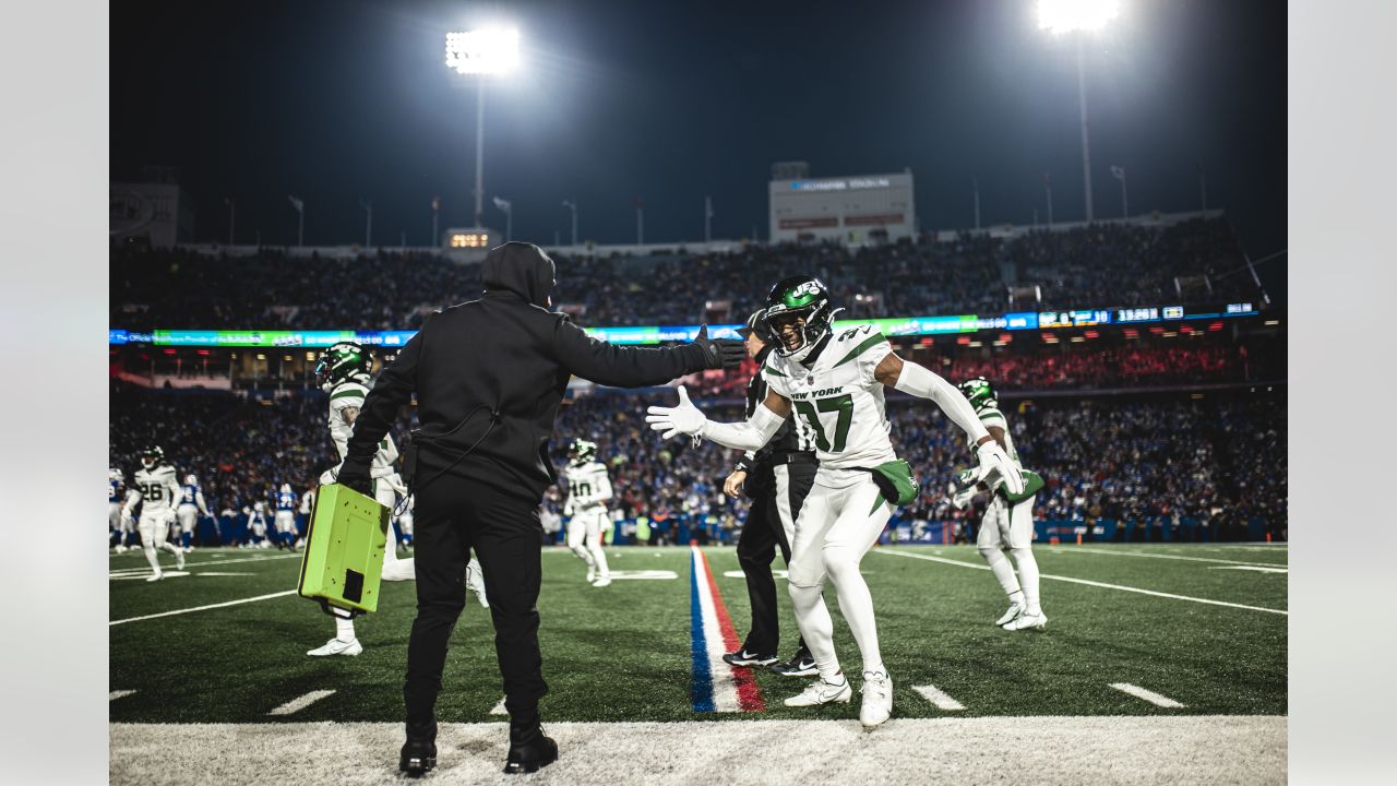 Former WKU athlete George Fant signs 3-year, $30 million deal with NFL's New  York Jets –