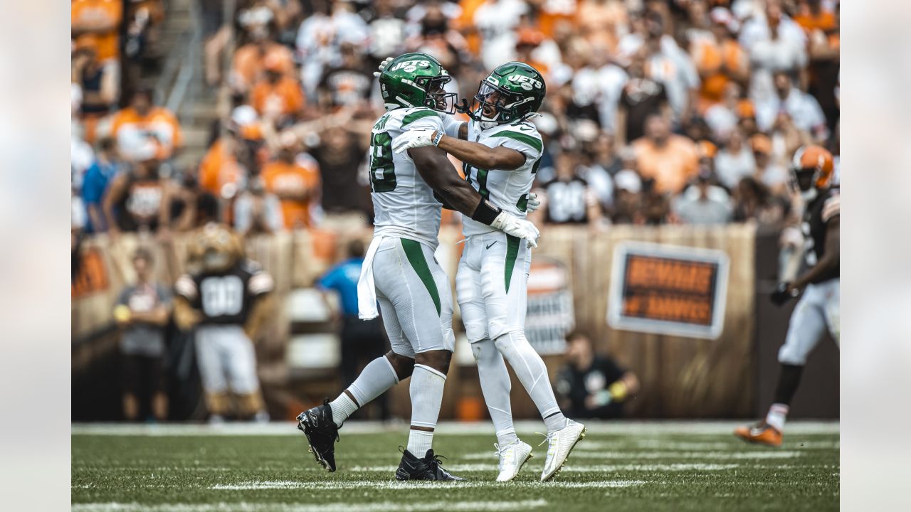 New York Jets cornerback Sauce Gardner (1) lines up for a play during an  NFL football game against the Cleveland Browns, Sunday, Sept. 18, 2022, in  Cleveland. (AP Photo/Kirk Irwin Stock Photo - Alamy