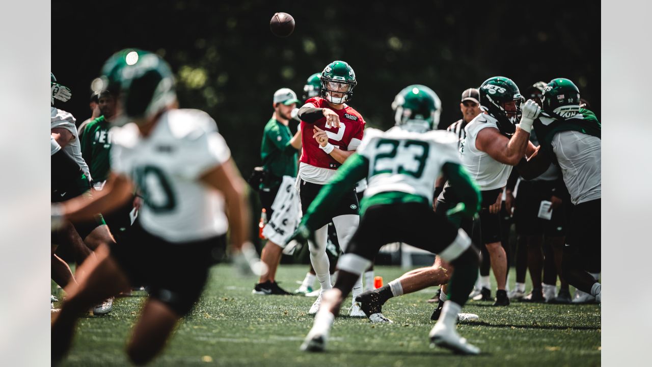 New York Jets' Keyshawn Johnson watches a play during Jets training camp in  Hempstead, N.Y., Friday, Aug. 19, 1999. (AP Photo/Ed Betz Stock Photo -  Alamy