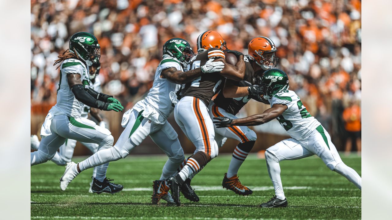 New York Jets cornerback Sauce Gardner (1) lines up for a play during an  NFL football game against the Cleveland Browns, Sunday, Sept. 18, 2022, in  Cleveland. (AP Photo/Kirk Irwin Stock Photo - Alamy