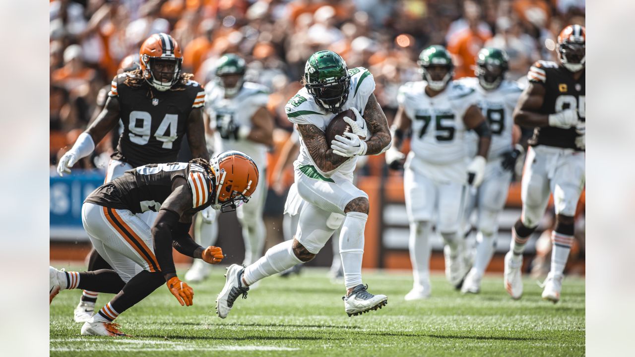 New York Jets cornerback Sauce Gardner (1) lines up for a play during an  NFL football game against the Cleveland Browns, Sunday, Sept. 18, 2022, in  Cleveland. (AP Photo/Kirk Irwin Stock Photo - Alamy