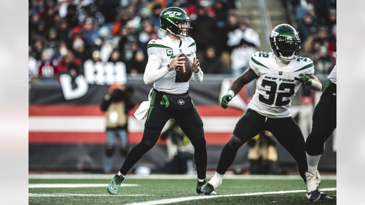 New York Jets linebacker C.J. Mosley snags Jets' second interception of  night vs. Kansas City Chiefs quarterback Patrick Mahomes before halftime