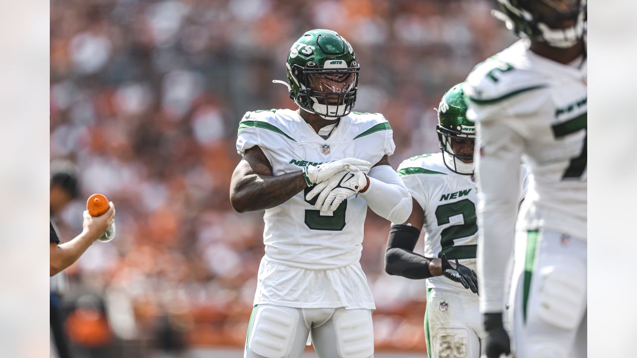 New York Jets cornerback Sauce Gardner (1) lines up for a play during an  NFL football game against the Cleveland Browns, Sunday, Sept. 18, 2022, in  Cleveland. (AP Photo/Kirk Irwin Stock Photo - Alamy