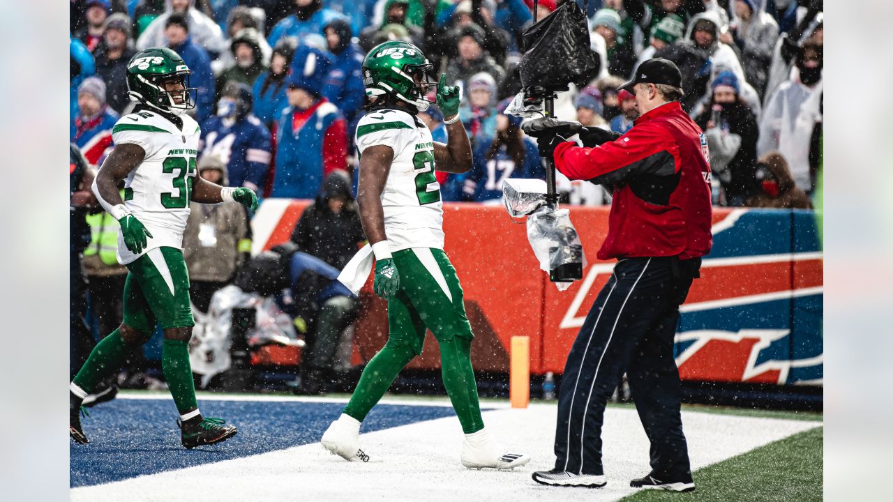 Jets' QB Mike White Took Big Hits, but Never Wavered in Loss to Bills