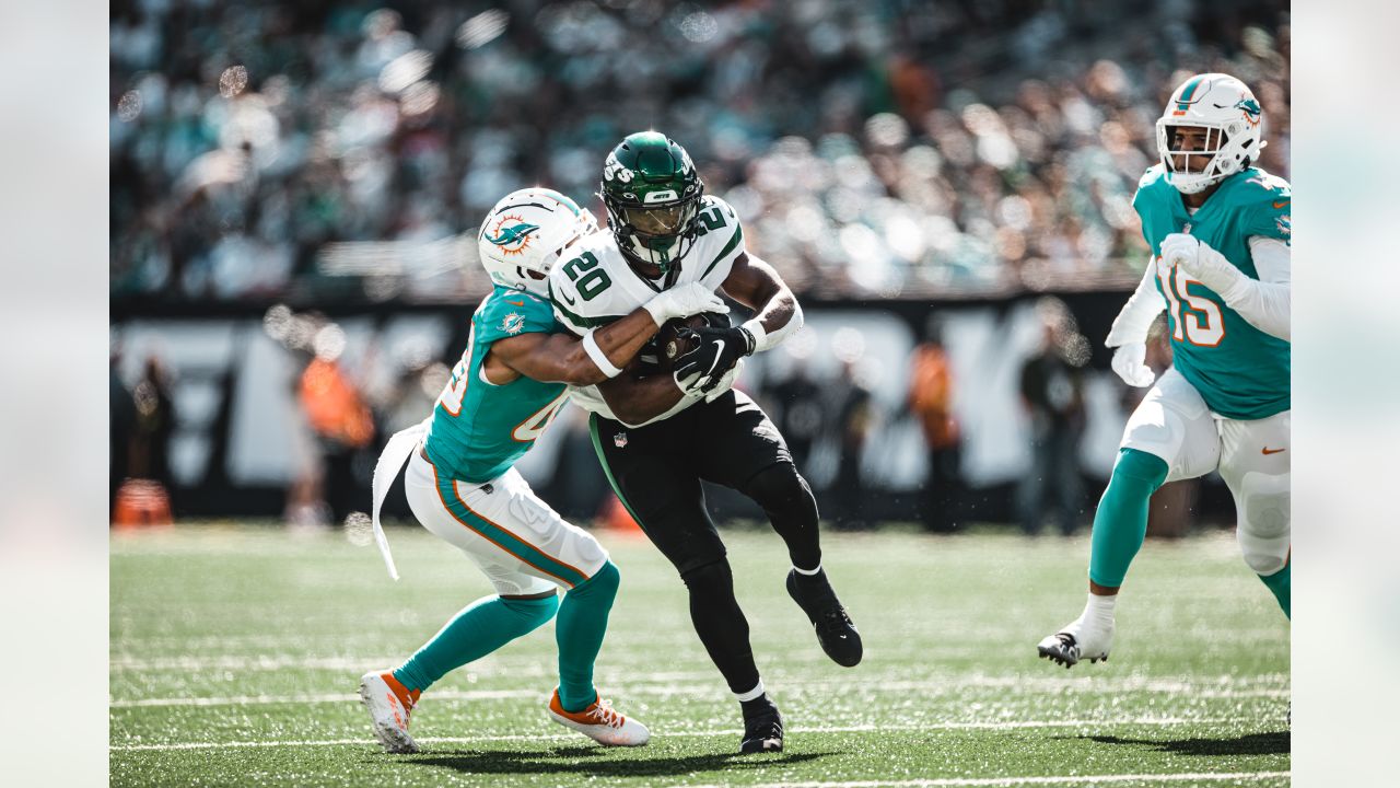 NY Jets vs. Miami Dolphins halftime report: Michael Carter starts hot