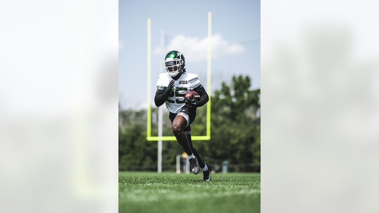 New York Jets linebacker Jermaine Johnson (52) warms up before playing  against the Buffalo Bills in