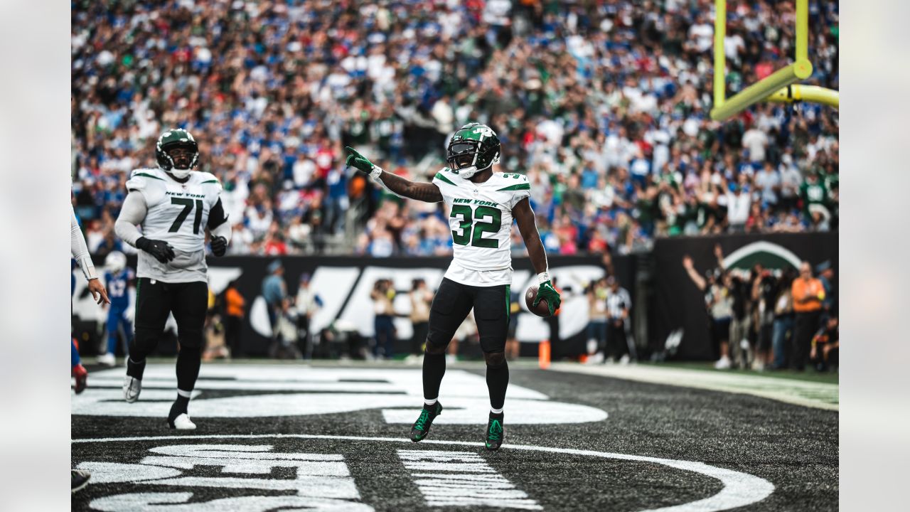 New York Jets running back Michael Carter (32) during the first half of an  NFL football game, Sunday, Oct. 23, 2022, in Denver. (AP Photo/David  Zalubowski Stock Photo - Alamy