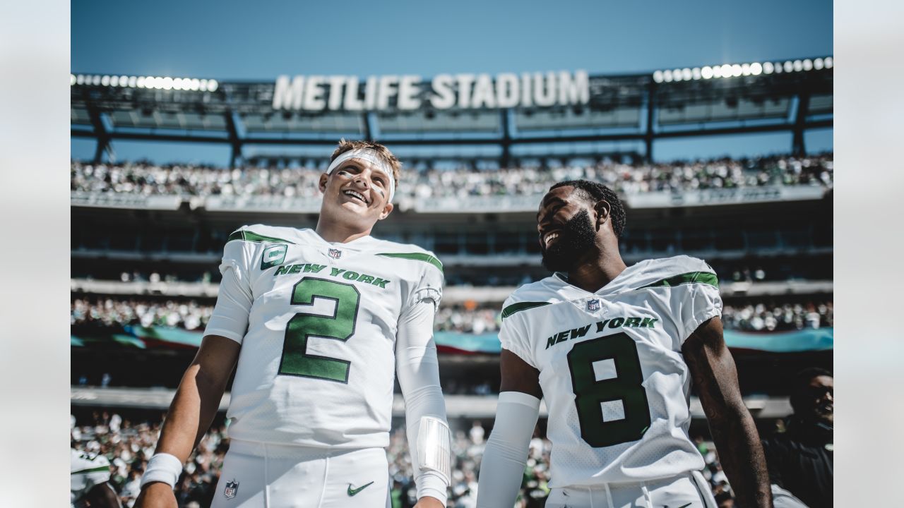 New York Jets CB Brandin Echols got autograph from Buccaneers QB