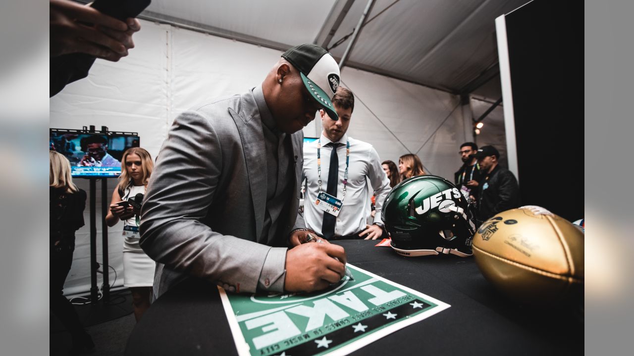 Jets' Quinnen Williams helps single-parent households, youth