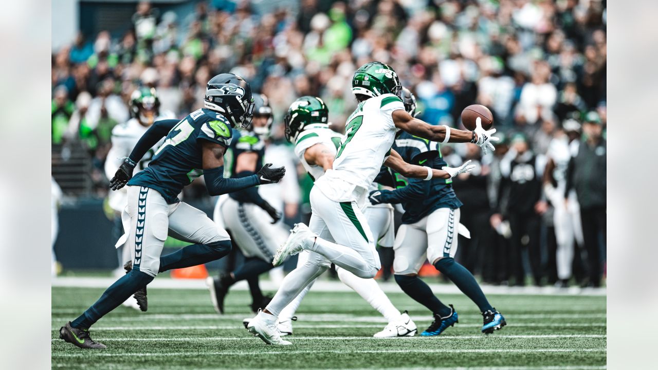 New York Jets quarterback Mike White (5) passes against the Seattle  Seahawks during an NFL football game, Sunday, Jan. 1, 2023, in Seattle. (AP  Photo/Ted S. Warren Stock Photo - Alamy