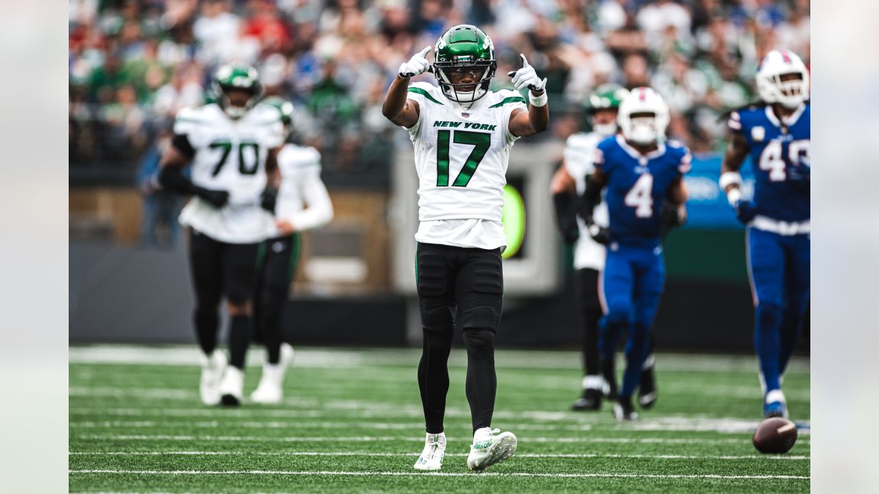 Buffalo Bills wide receiver Josh Reed receives a pass and completes the  play for a 9 yard gain against the New York Jets in the third quarter at Ralph  Wilson Stadium in